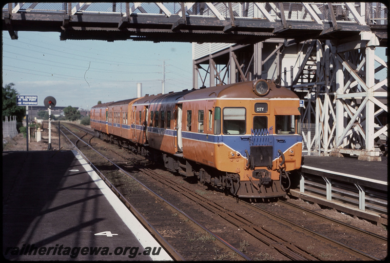T07992
ADX Class 669 with AYE/ADX Class railcar set, Up suburban passenger service, arriving at Claisebrook, footbridge, paltform, searchlight signal, signal cabin, ER line
