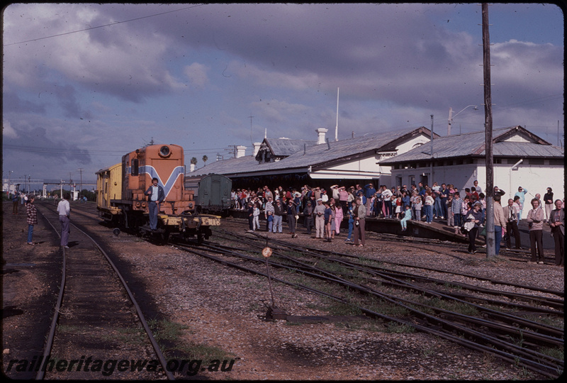 T08047
Y Class 1115, shunting, last Australind to Bunbury Station at platform, station building, little david point levers, SWR line

