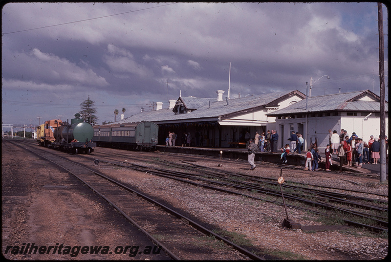T08049
Y Class 1115, shunting water tanker from Hotham Valley Railway W Class 903 which hauled the last Australind to Bunbury Station, platform, station building, little david point levers, SWR line
