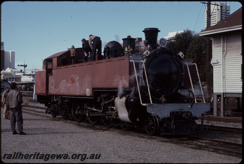 T08058
DD Class 592, in undercoat, preparing for a light engine steam trial to Armadale, Perth Yard, Perth Box B signal cabin, semaphore bracket signal, ER line
