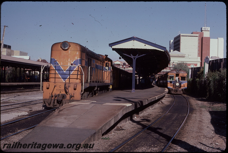 T08257
C Class 1702, Up suburban passenger service, Platform 2, ADG/ADG/ADA Class railcar set just arrived in Fremantle Dock, Platform 1, driver removing end of train marker for return journey, City Station, Perth, ER line
