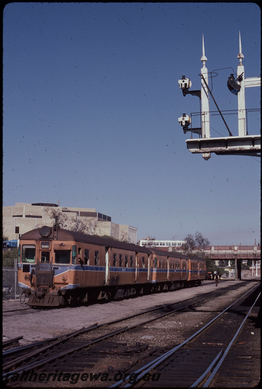 T08258
ADG Class 610 with ADG/ADA Class railcar set, shunting, Perth Yard, semaphore bracket signal, Horseshoe Bridge, ER line
