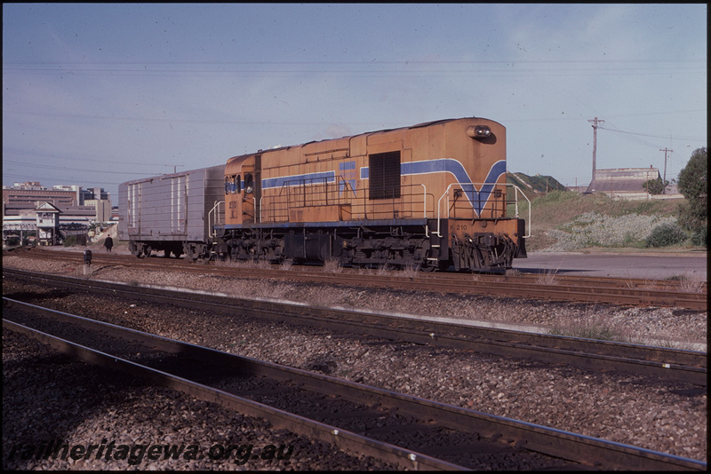 T08265
K Class 210, shunting Australian National Railways VDB Class goods van, Perth Terminal, East Perth, ER line
