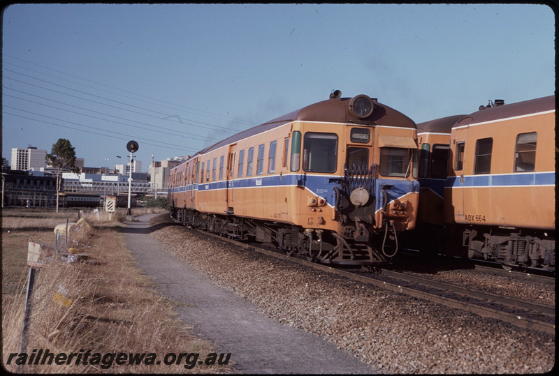 T08318
ADA Class 767 with ADX Class railcar set, Up suburban passenger service, approaching Claisebrook, passing loco hauled railcar set, de-engined ADX Class 664, searchlight signal, ER line
