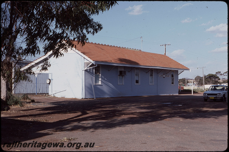 T08320
Lake Grace, rear of station building, station nameboard, WLG line

