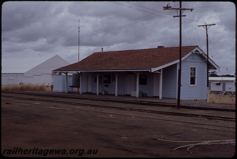 T08324
Newdegate, station building, station nameboard, CBH bin, WLG line

