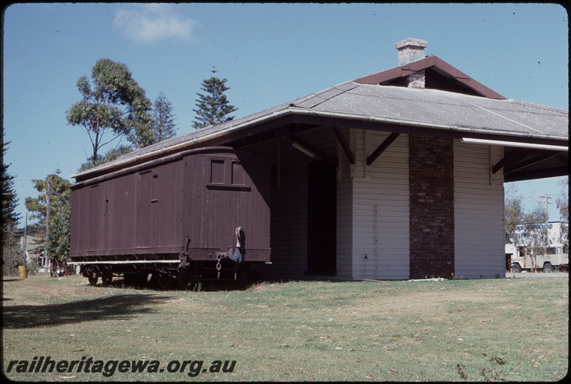 T08329
VW Class 3402 (ex-V Class 3402), station buildings, traffic office, Esperance, CE line
