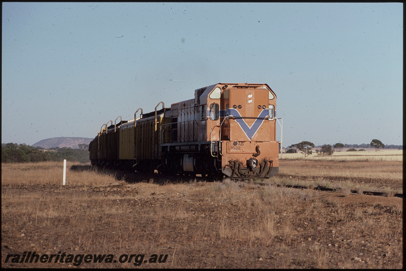 T08346
AB Class 1532, Down grain train, between York and Greenhills, Mount Bakewell in the distance, YB line
