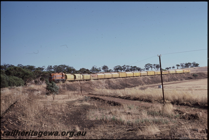T08354
AB Class 1532, Up grain train, between Greenhills and York, YB line
