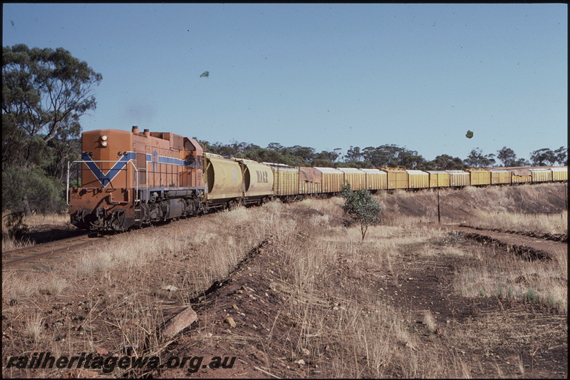 T08355
AB Class 1532, Up grain train, between Greenhills and York, YB line
