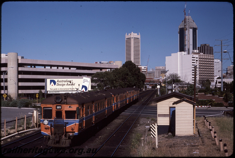 T08496
ADG Class 612 with an ADG/ADA/ADG Class railcar set, Up suburban passenger service, Lord Street level crossing, between Claisebrook and City, ER line
