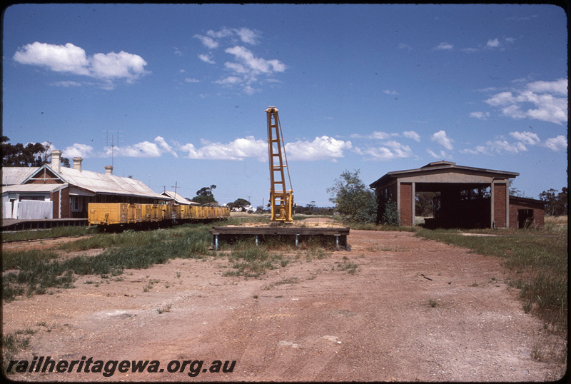 T08529
Watheroo station yard, disused brick and concrete loco shed, loading ramp, platform crane, station building, platform, stabled GEF Class fertiliser wagons, MR line
