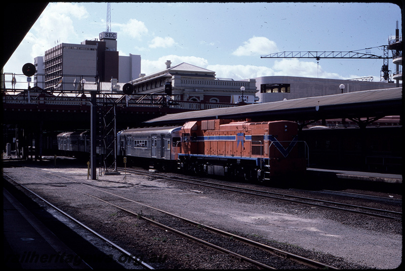 T08606
AB Class 1533, Up suburban passenger service, 5-car set of hired Queensland Railways (QR) SXV and SX Class carriages, Platform 2, City Station, Perth, Horseshoe Bridge, searchlight signals, ER line
