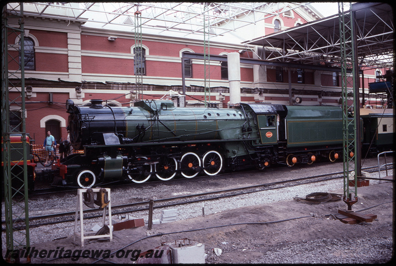 T08647
V Class 1220 with XA Class 1405 