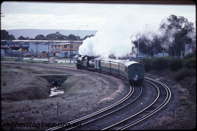 T08663
W Class 945, Down Hotham Valley Railway City Circle passenger special, Vintage Train, between Bayswater and Ashfield, Brady's Curve, Moojebing Street level crossing, ER line
