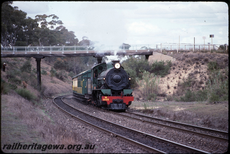 T08666
W Class 945, Up Hotham Valley Railway City Circle passenger special, Vintage Train, between City West and West Leederville, Leederville Bank, Hamilton Street Bridge, ER line
