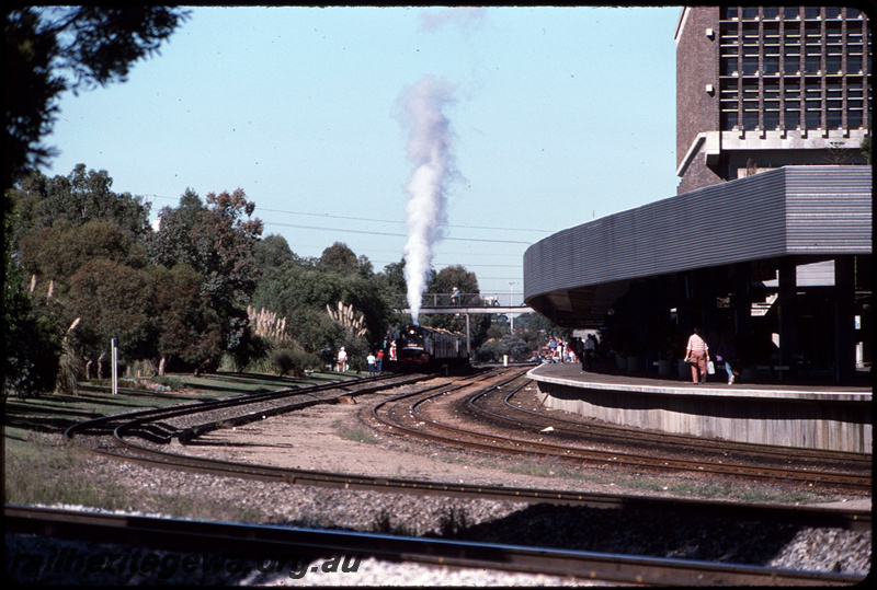 T08688
DD Class 592, Down ARHS passenger special, City Circle Tour, headboard, departing East Perth, Perth Terminal, Westrail Centre, ER line
