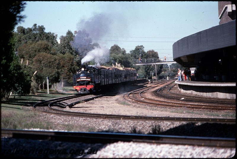 T08689
DD Class 592, Down ARHS passenger special, City Circle Tour, headboard, departing East Perth, Perth Terminal, Westrail Centre, ER line
