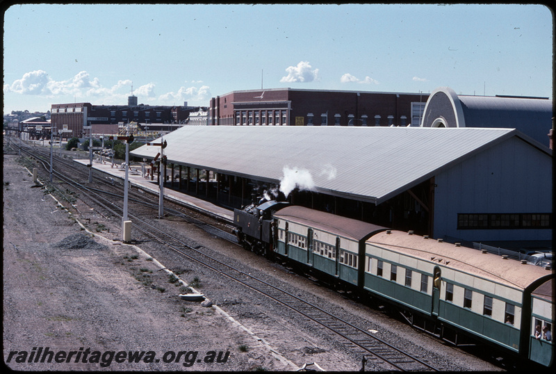 T08695
DD Class 592, Up ARHS passenger special, City Circle Tour, arriving at Fremantle, station building, platform, semaphore signals, ER line
